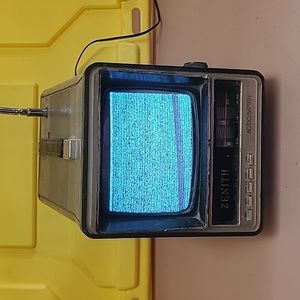 Vintage 1983 ZENITH 5" Portable AC/DC Battery TV Model NO51B -POWERS ON